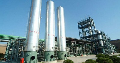 Rectifying tower at Jiangsu Zhongneng’s polysilicon plant in Xuzhou, Jiangsu