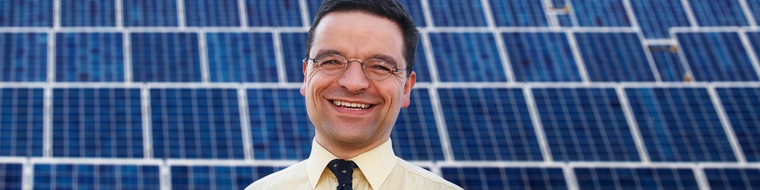Johannes Bernreuter, Head of Bernreuter Research, in front of a solar PV power plant