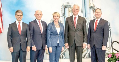 Reopening ceremony for Wacker’s U.S. polysilicon plant in Charleston, Tennessee with Dr. Tobias Brandis, Dr. Rudolf Staudigl, Mary Beth Hudson, Dr. Peter-Alexander Wacker, and David Wilhoit (from left)