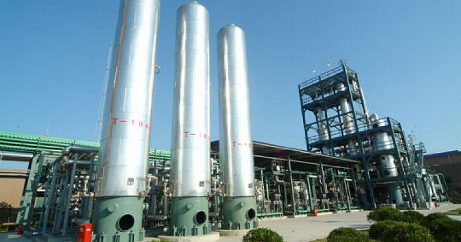 Rectifying tower at Jiangsu Zhongneng’s polysilicon plant in Xuzhou, Jiangsu